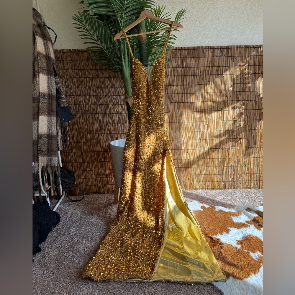 Carmen y Carmen Alta Costura Gold Velvet gown